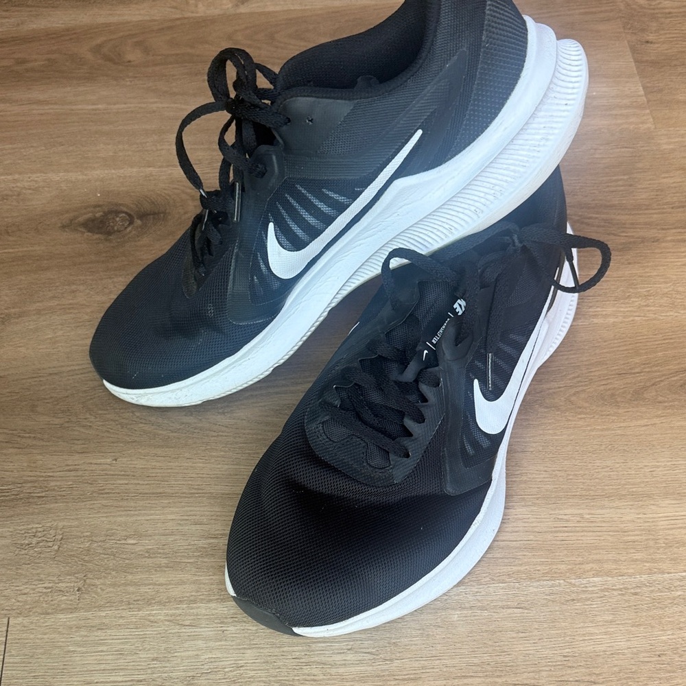 Nike Men's Black and White Athletic Shoes